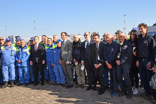 Il govenratore Fedriga, il presidente Draghi e il vicegovernatore Riccardi con i volontari della Protezione civile del Friuli Venezia Giulia