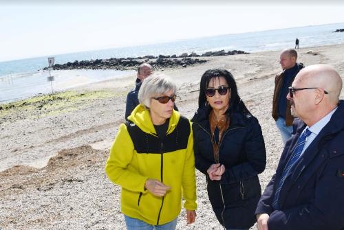 L'assessore Callari e il sindaco di Monfalcone Anna Cisint sulla spiaggia di Marina Julia