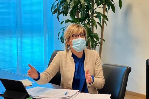 L'assessore alle Finanze Barbara Zilli mentre interviene durante il Consiglio delle autonomie locali