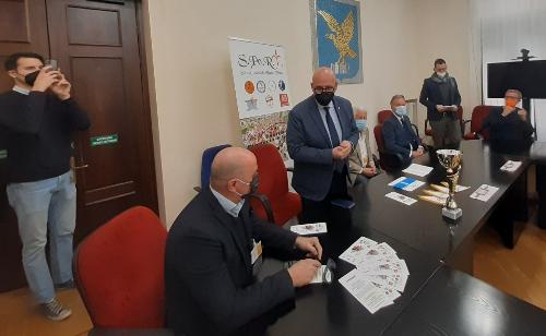 L'assessore Callari mentre interviene alla presentazione della manifestazione insieme all'assessore Scoccimarro