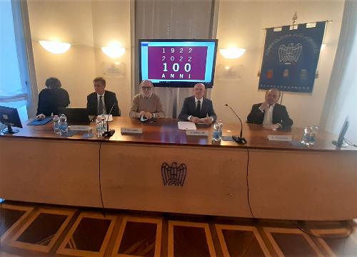 Al centro il vicegovernatore Riccardi durante la cerimonia per i 100 anni del del Policlinico Triestino