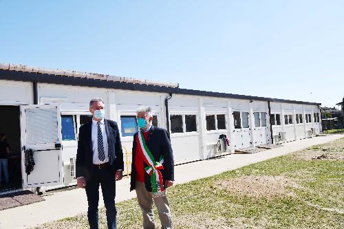 L'assessore regionale alle Infrastrutture GRaziano Pizzimenti con il sindaco di terzo D'Aquileia Giosualdo Quaini davanti ai moduli utilizzati nel plesso scolastico