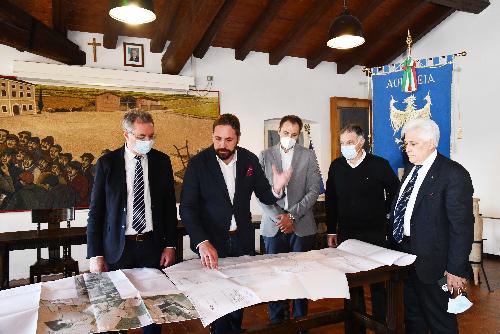 L'assessore regionale alle Infrastrutture Graziano Pizzimenti con il sindaco di Aquileia Emanuele Zorino che illustra la variante alla città Unesco all'espoente dell'esecutivo Fedriga
