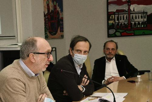 Il governatore Fedriga, con il vicegovernatore Riccardi e il direttore di Asugi Poggiana