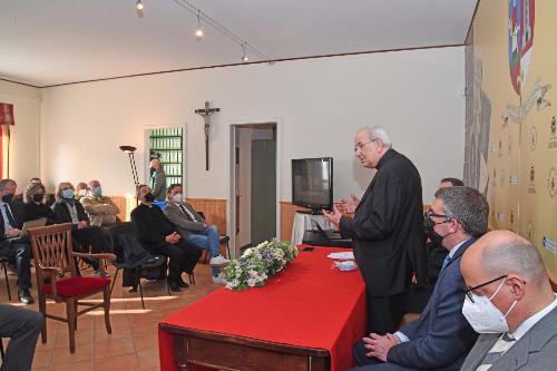 La cerimonia di inagurazione del restaurato archivio storico della pieve di Sant'Ulderico a Dolina. Da destra il sovrintendente Luca Caburlotto, l'assessore regionale alle Autonomie locali Pierpaolo Roberti e il vescovo di Trieste Giampaolo Crepaldi