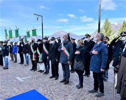 Barbara Zilli, assessore regionale alle Finanze, in piazza del Ferro a Gemona del Friuli.