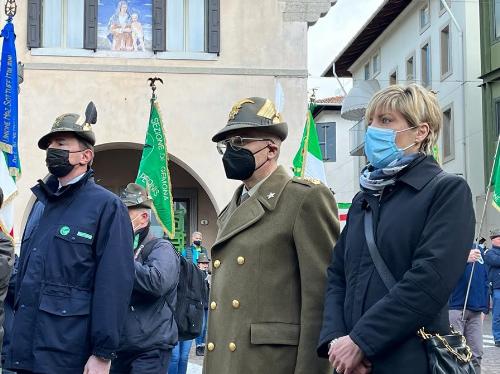 L'assessore regionale alle Finanze, Barbara Zilli, in piazza Municipio a Gemona del Friuli per la deposizione di una corona d'alloro ai caduti.