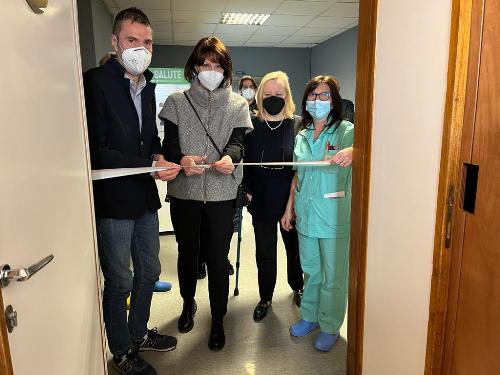 L'assessore regionale all'Istruzione, Alessia Rosolen, al taglio del nastro del nuovo spazio per la Scuola in ospedale a Pordenone