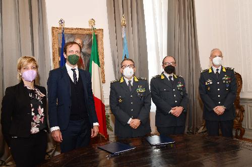 Un momento della firma dell'accordo tra Regione e Guardia di Finanza a tutela delle risorse del Pnrr