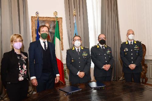 Un momento della firma dell'accordo tra Regione e Guardia di Finanza a tutela delle risorse del Pnrr