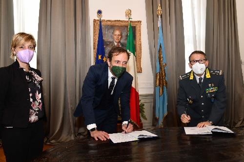 La firma da parte del governatore Fedriga e del generale Iovino dell'accordo tra Regione e Guardia di Finanza a tutela delle risorse del Pnrr
