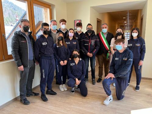 Foto di grupo degli studenti del liceo Bachmann con l'assessore regionale alle Infrastrutture Graziano Pizzimenti