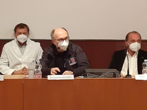 Il vicegovernatore Riccardo Riccardi tra il dottor Massimo La Raja e il direttore generale di Asugi Antonio Poggiana all'auditorium dell'ospedale San Polo di Monfalcone