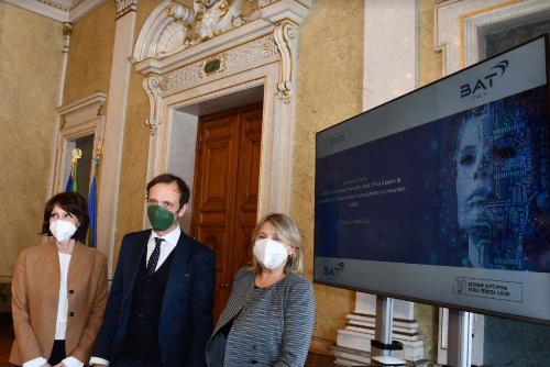Nella foto da sinistra l'assessore Alessia Rosolen, il governatore Massimiliano Fedriga e Roberta Palazzetti, presidente e amministratore delegato di Bat Italia e area director per il Sud Europa