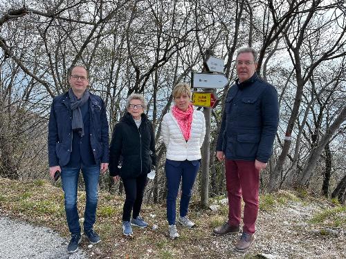 Gli assessori Zilli e Pizzimenti il sindaco di Bordano e il presidente della Comunità di montagna del Gemonese durante il sopralluogo a Bordano sulla strada interrotta dalla frana.