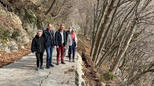 Gli assessori Zilli e Pizzimenti il sindaco di Bordano e il presidente della Comunità di montagna del Gemonese durante il sopralluogo a Bordano sulla strada interrotta dalla frana.