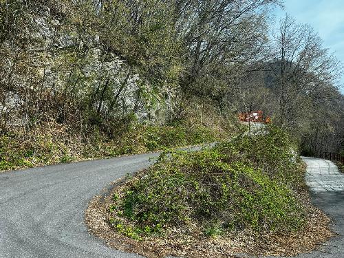 L'accesso della strada interrotta dalla frana sul monte San Simeone.