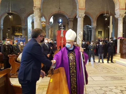 La stretta di mano fra l'assessore Pierpaolo Roberti e monsignor Crepaldi a conclusione della celebrazione del Precetto pasquale interforze