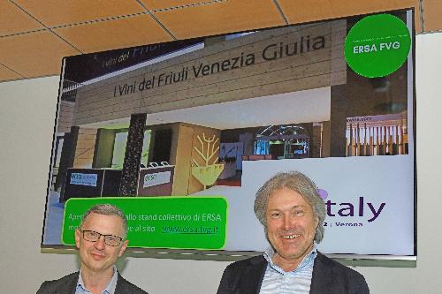 Gli assessori regionali alle Risorse agroalimentari, forestali, ittiche e montagna, Stefano Zannier (a sinistra), e alle Attività produttive e Turismo, Sergio Emidio Bini nel corso della presentazione di Vinitaly 