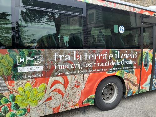 Il bus dedicato alla mostra "Tra terra e cielo: i meravilgiosi ricami delle Orsoline"