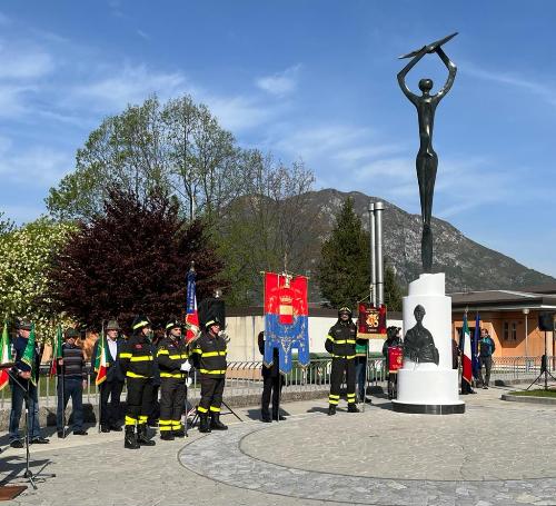 Il monumento a ricordo delle vittime del sisma del '76 e dell'opera di soccorso prestata alla popolazione dal Corpo nazionale dei vigili del fuoco a Gemona del Friuli, in piazzale Chiavola.