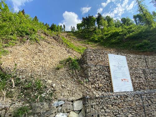 Uno dei cantieri di Sutrio lungo la vecchia strada che porta verso la cima dello Zoncolan