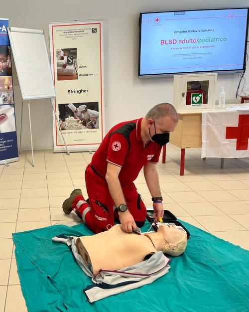 Un momento del corso di formazione per l'utilizzo del defibrillatore.