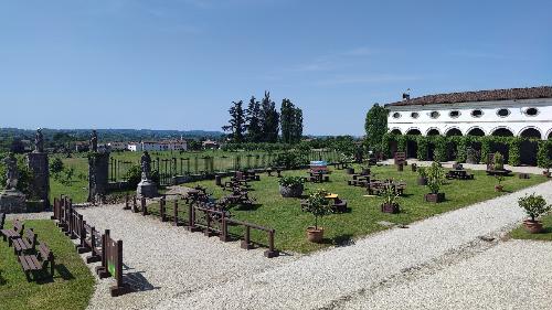 Cassacco. Arredi per giardini e parchi realizzati con plastica riciclata, a Villa Gallici Deciani in mostra 