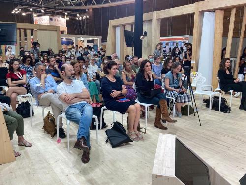 Il pubblico presente nello stand della Regione Friuli Venezia Giulia in occasione dell'evento con Simone Cristicchi