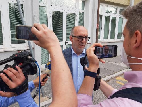 Il vicegovernatore Riccardo Riccardi intervistato all'esterno del Distretto 4 Asugi di Trieste in via Sai