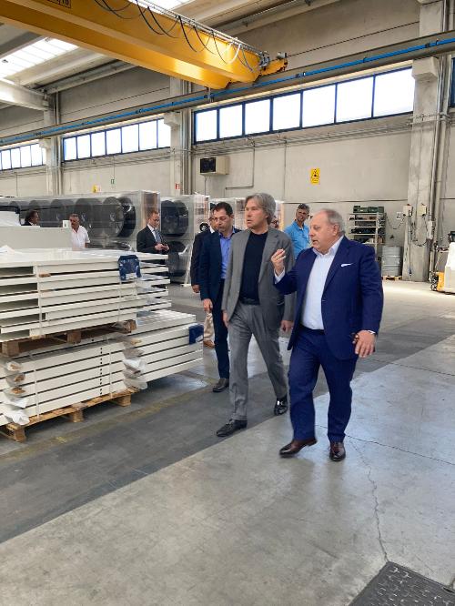 L'assessore regionale alle Attività produttive Sergio Emidio Bini (al centro nella foto) visita l'azienda Refrion