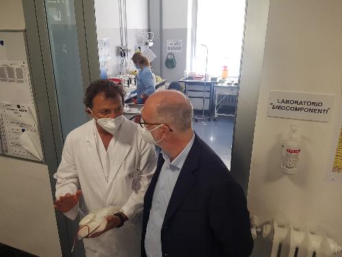 Un altro momento della visita del vicegovernatore Riccardo Riccardi all'Ospedale Maggiore di Trieste