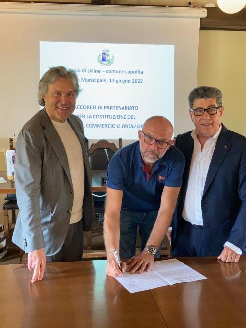 La firma dell'accordo per la costituzione del Distretto del commercio Friuli Orientale insieme ai sindaci di Pavia di Udine e Corno di Rosazzo Beppino Govetto e Daniele Moschioni