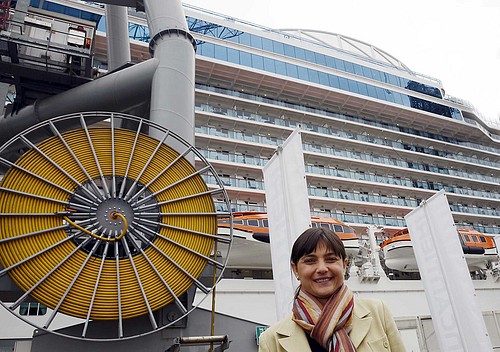 Debora Serracchiani (Presidente Friuli Venezia Giulia) davanti alla nave "Royal Princess" della Princess Cruises (Gruppo Carnival), in una foto d'archivio
