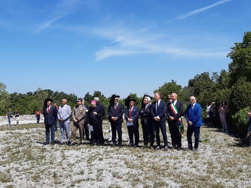 L'assessore Scoccimarro alla cerimonia di scoprimento e benedizione della stele dei bersaglieri alla Foiba di Basovizza