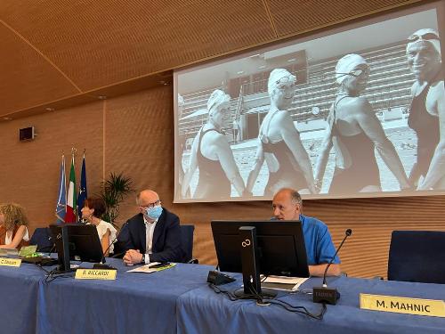 Il vicegovernatore Riccardo Riccardi (secondo da destra) sul palco dell'auditorium A. Comelli della sede della Regione a Udine