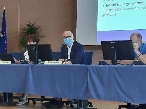 Il vicegovernatore Riccardo Riccardi (al centro della foto) sul palco dell'auditorium A. Comelli della sede della Regione a Udine