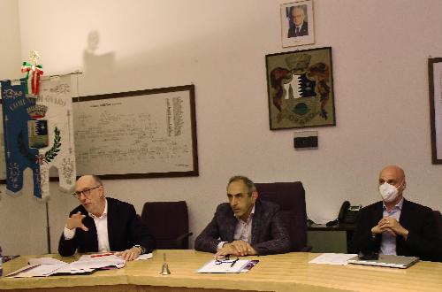 Alla sinistra della foto il vicegovernatore mentre partecipa alla seduta del Consiglio comunale di Ovaro