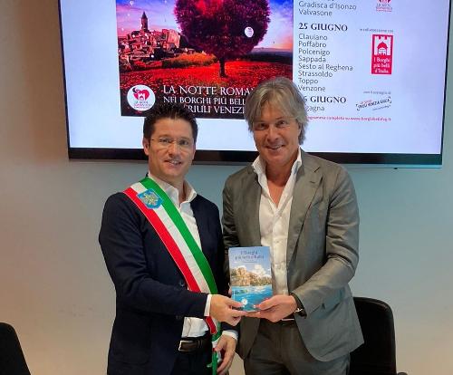 L'assessore Bini riceve dal sindaco di Valvasone Arzene il volume dedicato ai borghi più belli d'Italia 