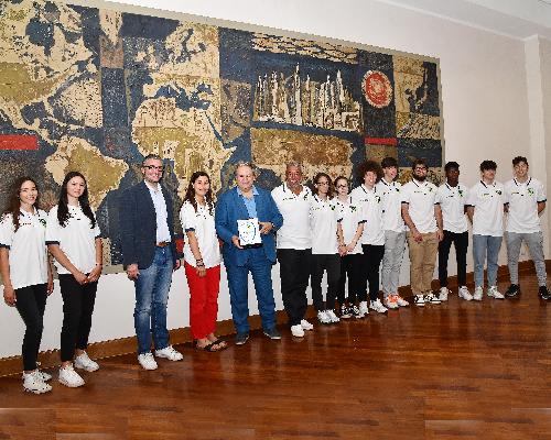 L'assessore regionale Pierpaolo Roberti premia il giornalista sportivo Paolo Condò durante la presentazione di "Campionissimi"