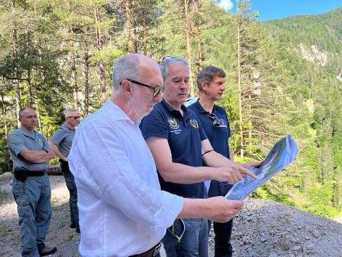 Il vicegovernatore con delega alla Protezione civile del Friuli Venezia Giulia, Riccardo Riccardi,con il direttore generale della Protezione civile regionale, Amedeo Aristei, e il sindaco di Malborghetto-Valbruna, Boris Preschern.