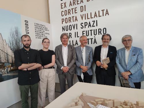 Foto di gruppo con l'assessore Sergio Emidio Bini alla presentazione del recupero dell'ex stabilimento Dormisch di Udine