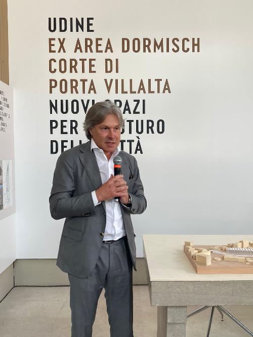 L'assessore Sergio Emidio Bini interviene alla presentazione del recupero dell'ex stabilimento Dormisch di Udine