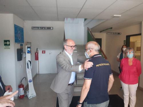 Il vicegovernatore Riccardi mentre saluta il capo del dipartimento della protezione civlile Fabrizio Curcio