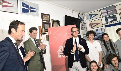 Il momento del suono della campanella da parte delle autorità che ha dato il via alle iscrizioni alla regata 2022.