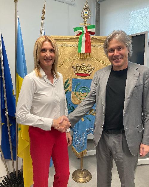 L'assessore regionale alle Attività produttive e turismo Sergio Emidio Bini assieme a Laura Giorgi, neo sindaco di Lignano Sabbiadoro.