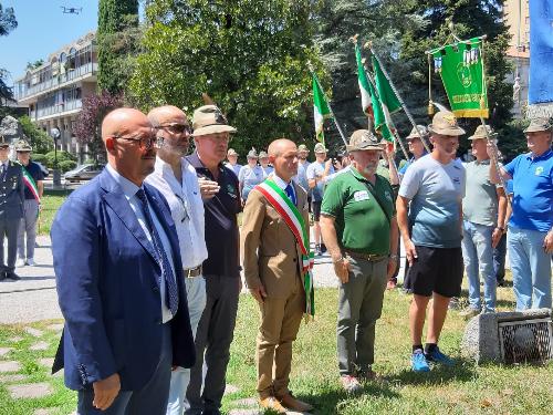 L'assessore Sebastiano Callari attende la staffetta alpena a Gorizia