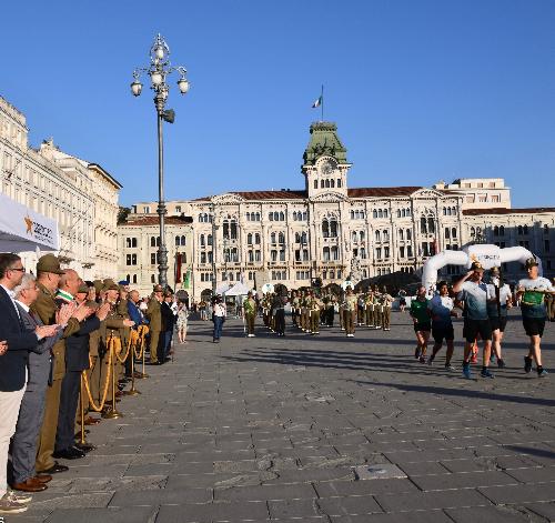 L'assessore Pierpaolo Roberti all'arrivo della staffetta in piazza Unità a Trieste