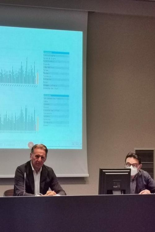 Alla sinistra della foto l'assessore regionale Scoccimarro durante la riunione 