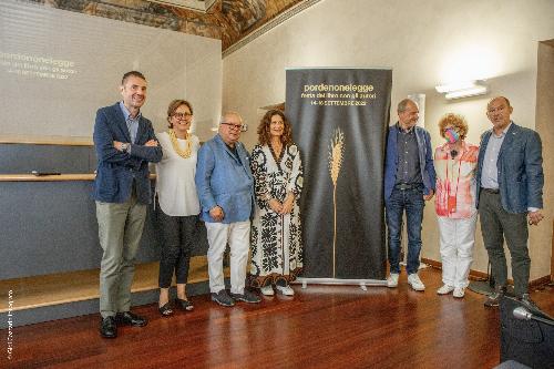 Foto di gruppo davanti alla nuova immagine simbolo dell'edizione 2022 del festival pordenonelegge (foto Cozzarin)